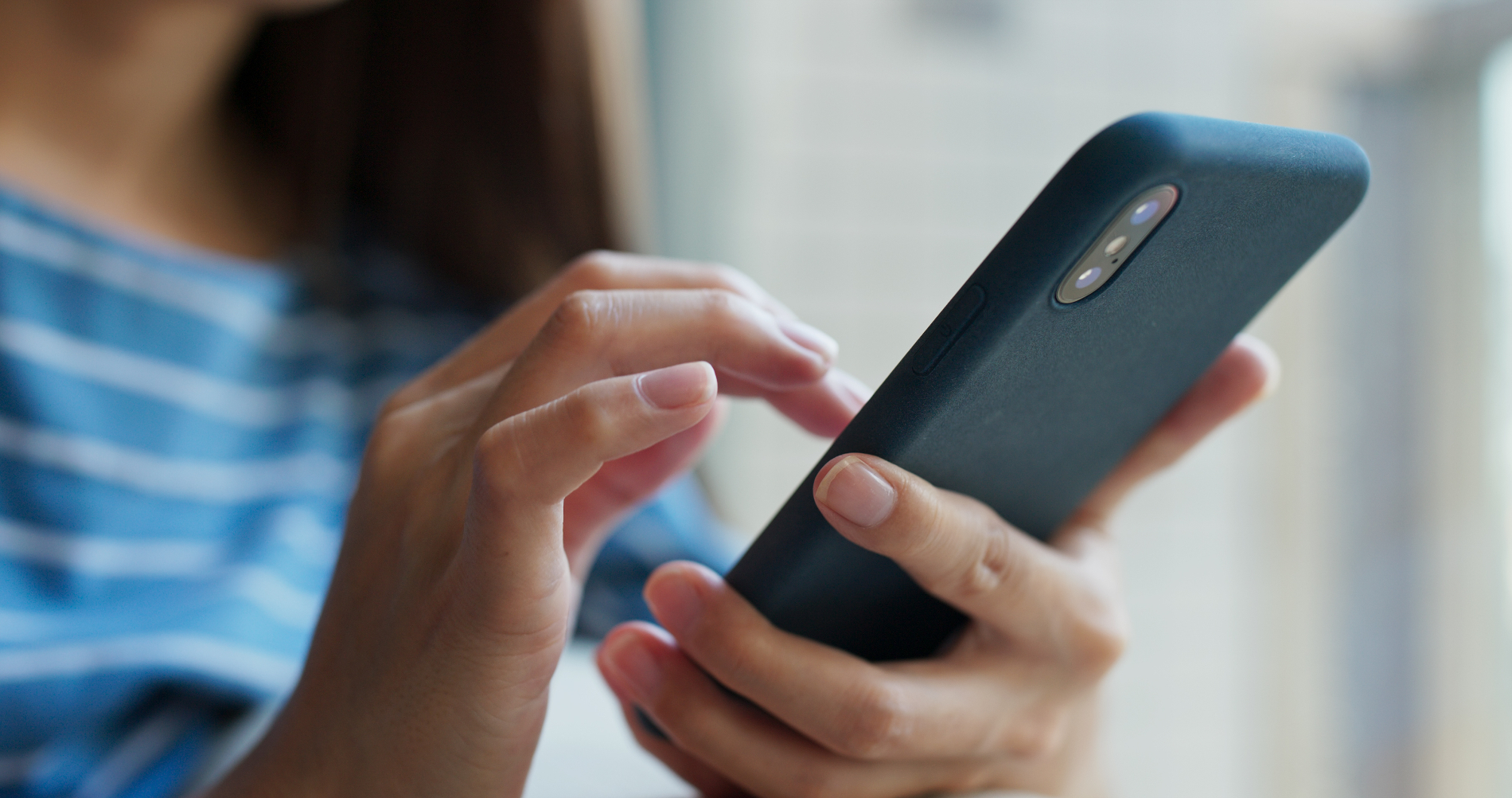 Digitale Partizipation: Frau mit Smartphone